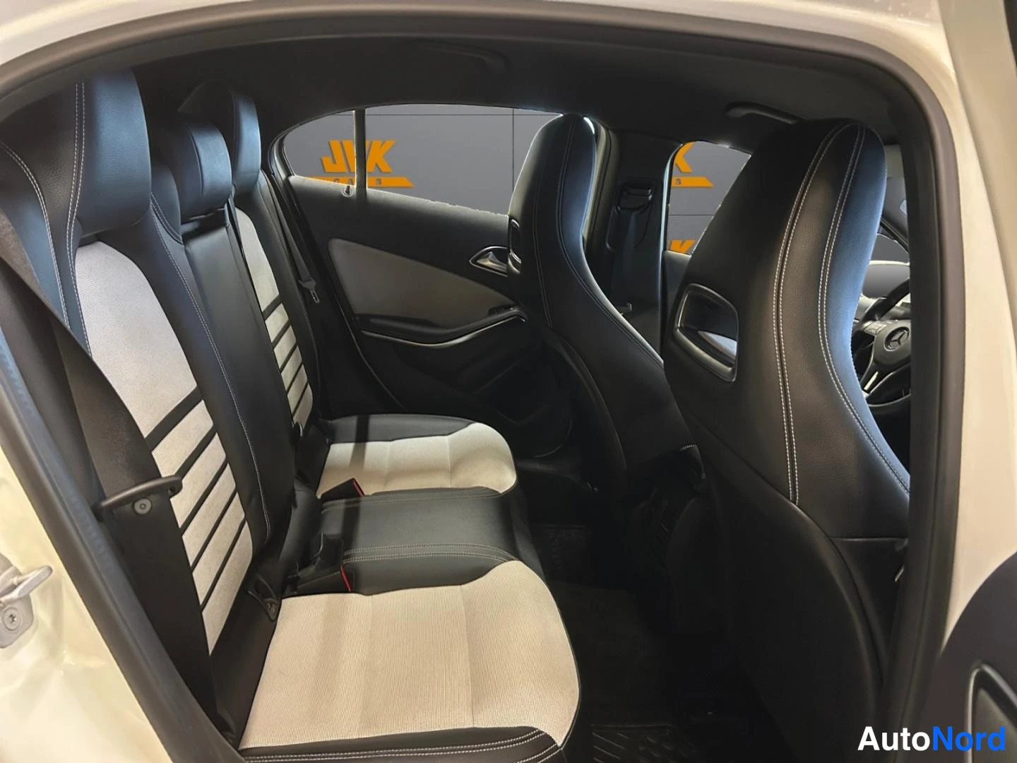 Valkoinen Mercedes-Benz A 2014, takaistuimet, kuva 11