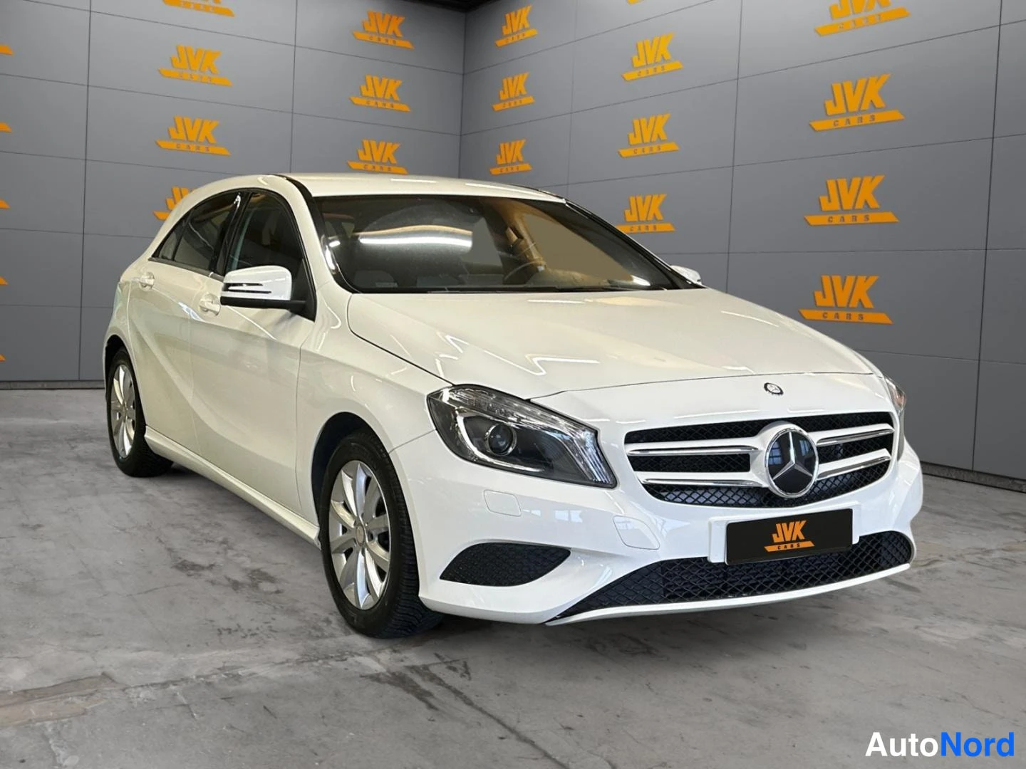 Valkoinen Mercedes-Benz A 2014, etuviisto, keula oikealle, kuva 2