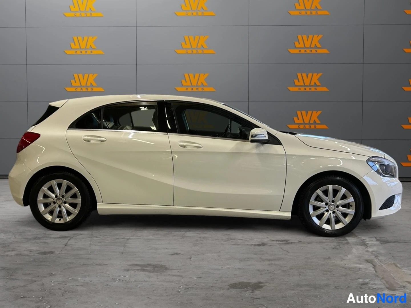 Valkoinen Mercedes-Benz A 2014, etuviisto, keula oikealle, kuva 4