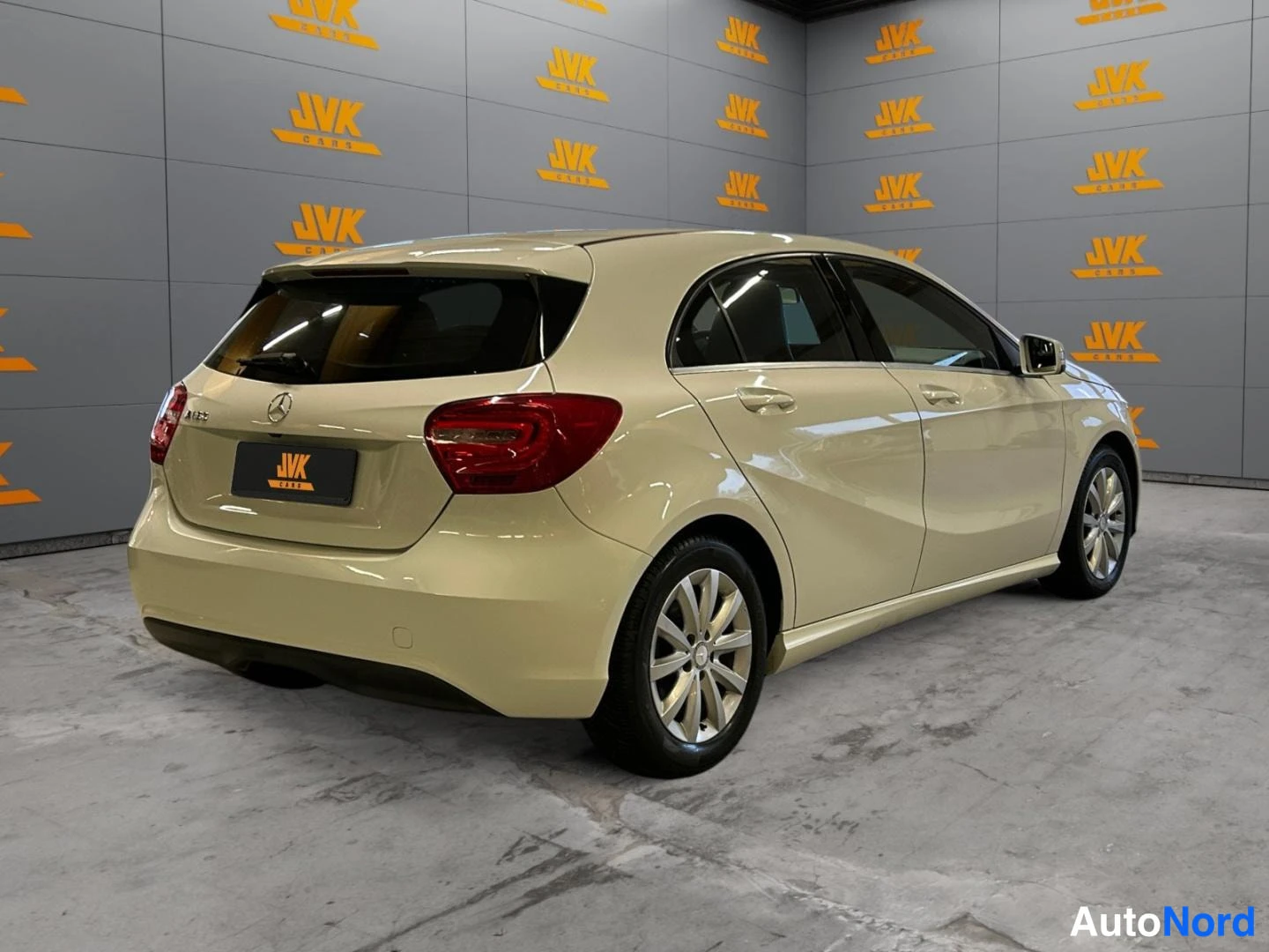 Valkoinen Mercedes-Benz A 2014, takaviisto, kuva 5