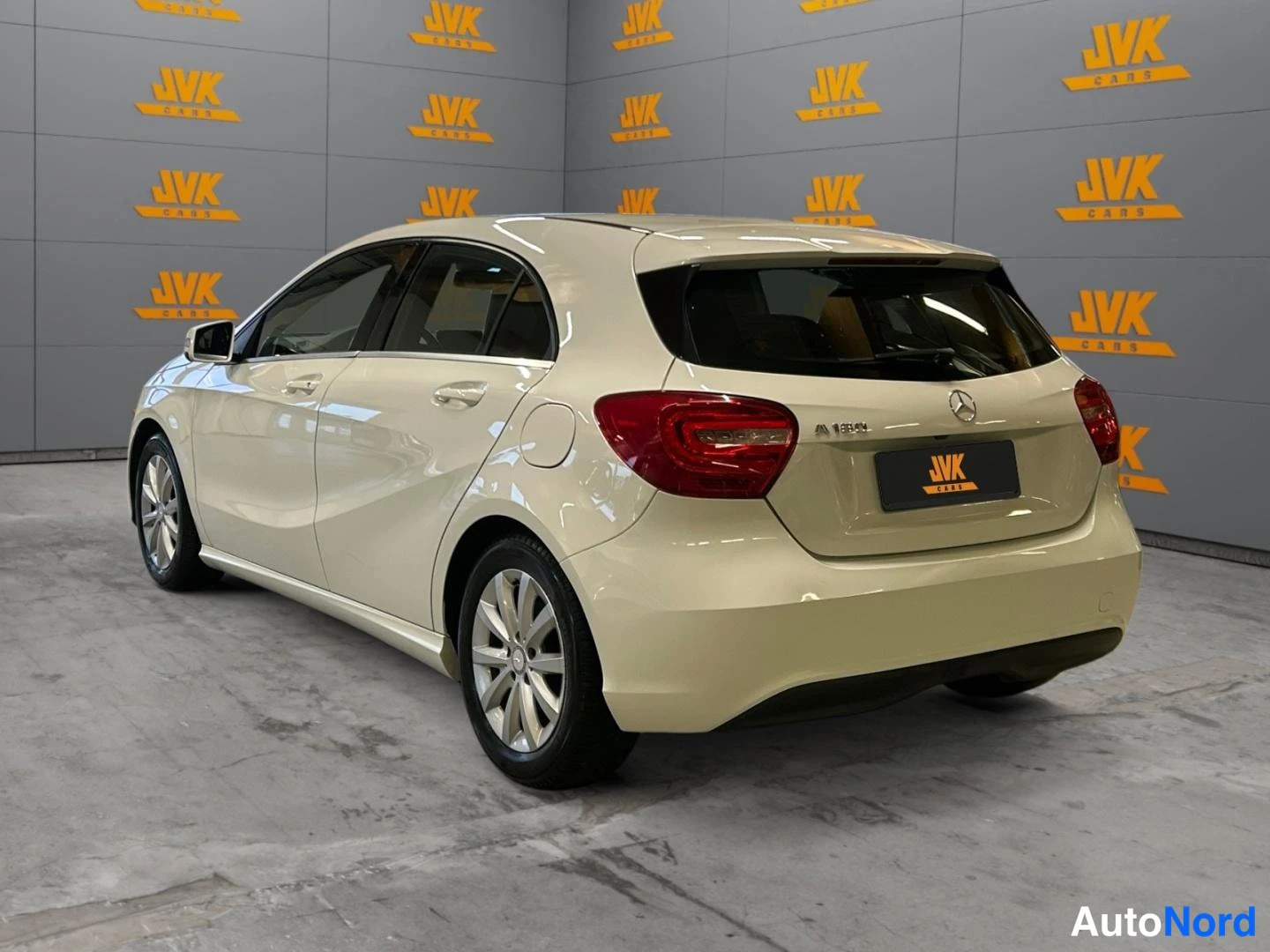 Valkoinen Mercedes-Benz A 2014, takaviisto, kuva 6
