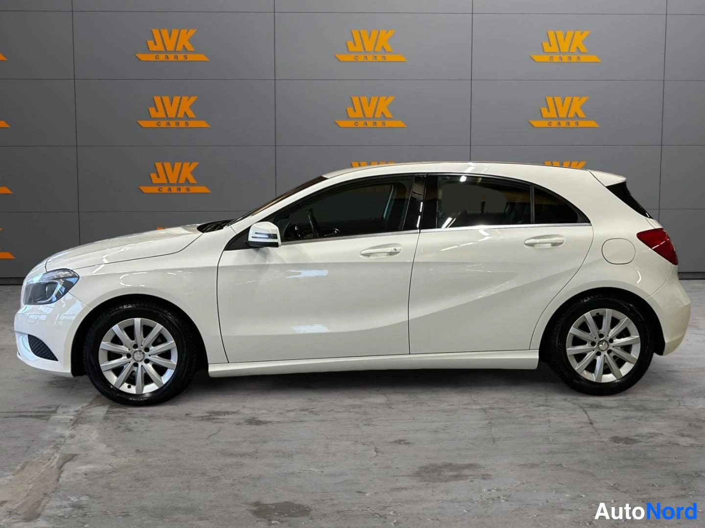 Valkoinen Mercedes-Benz A 2014, etuviisto, keula vasemmalle, kuva 3