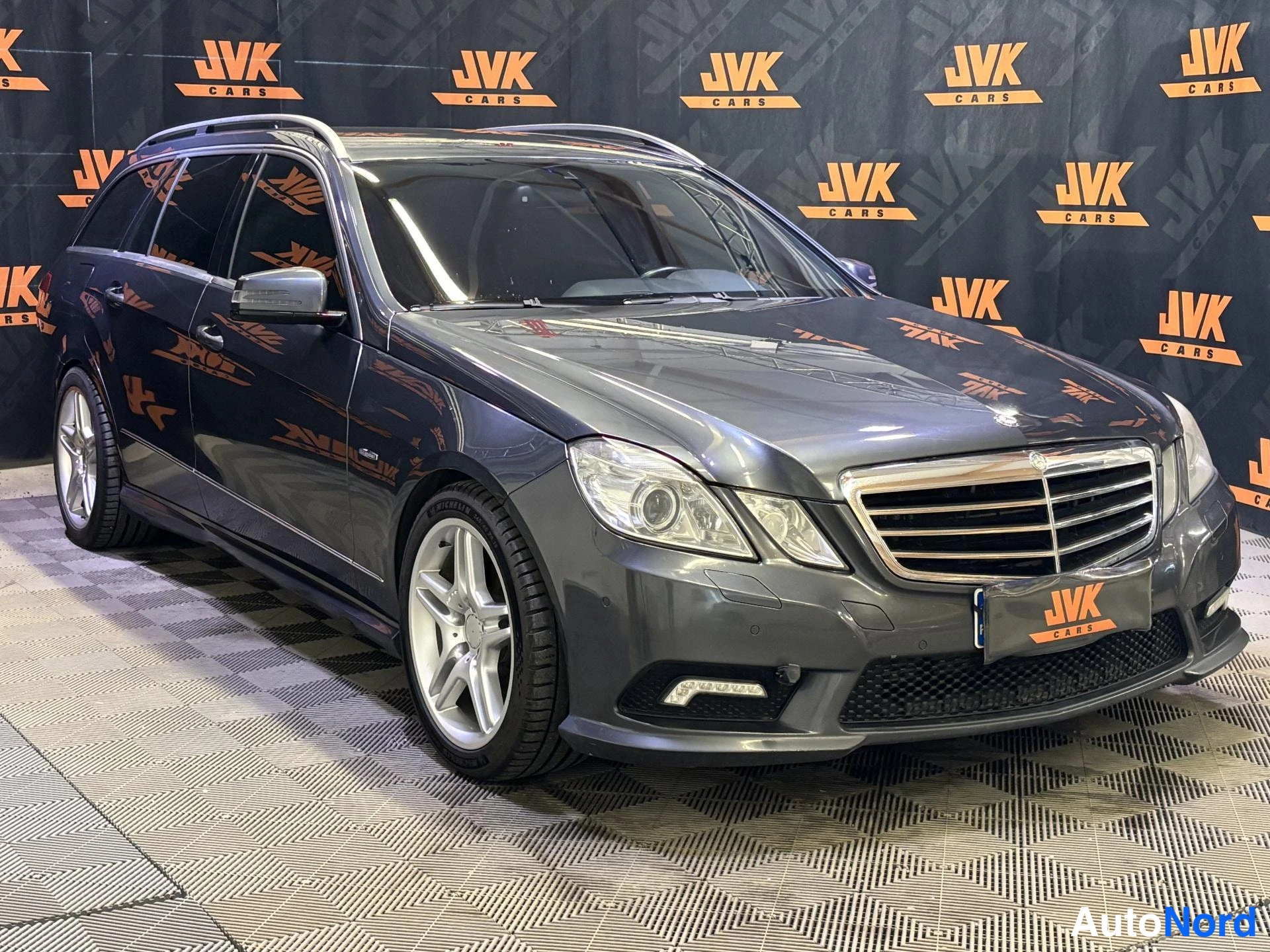 Grey Mercedes-Benz E 2010, front three-quarter, nose to the right, photo 2