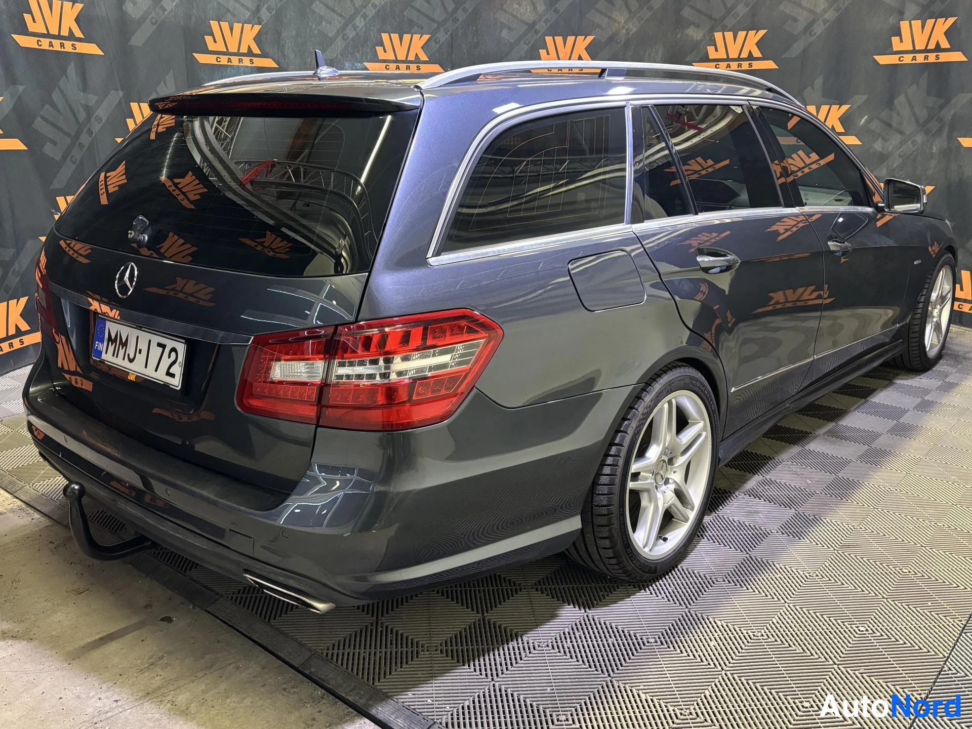 Grey Mercedes-Benz E 2010, rear three-quarter, photo 3
