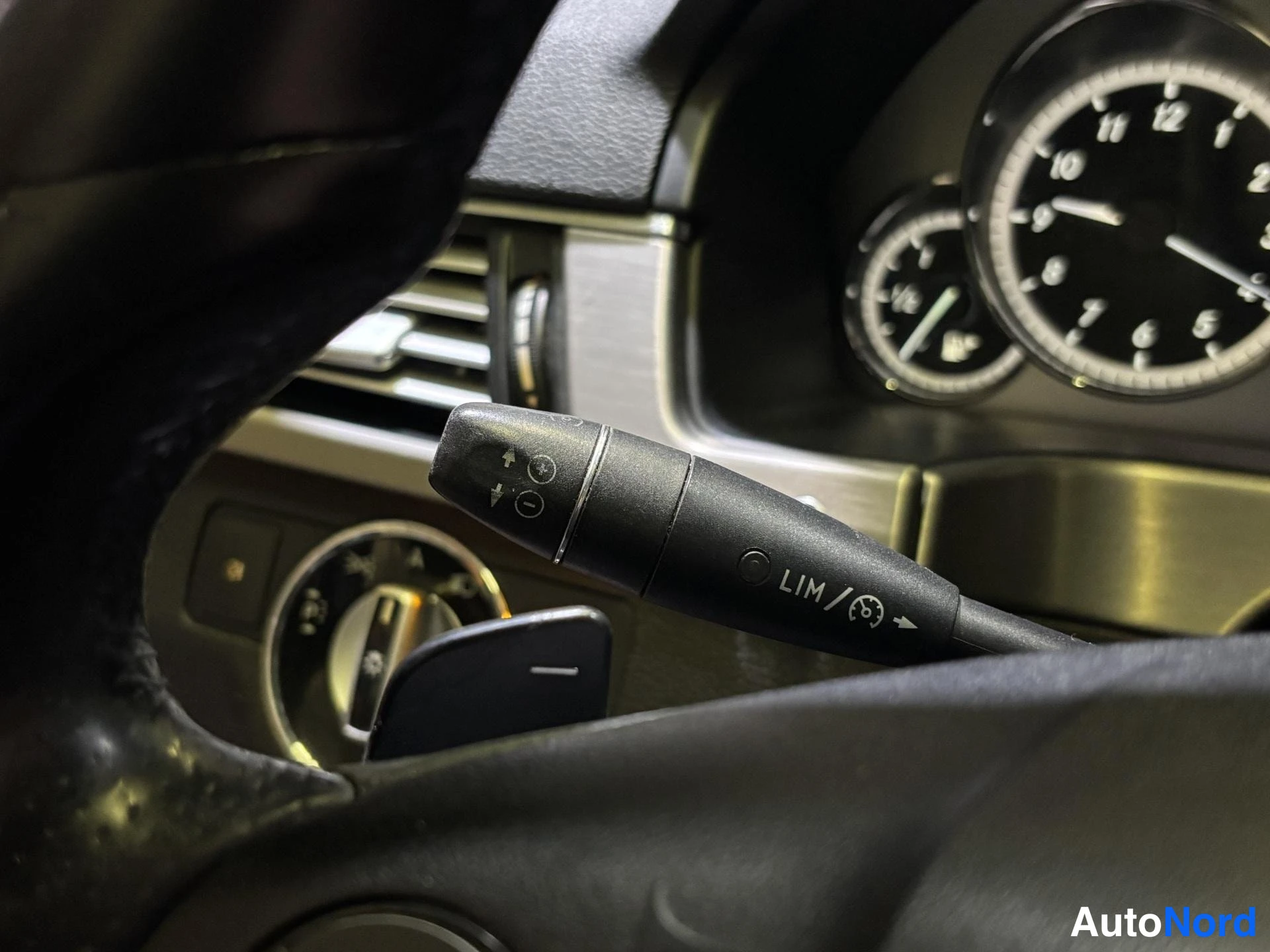 Grey Mercedes-Benz E 2010, detail, photo 11