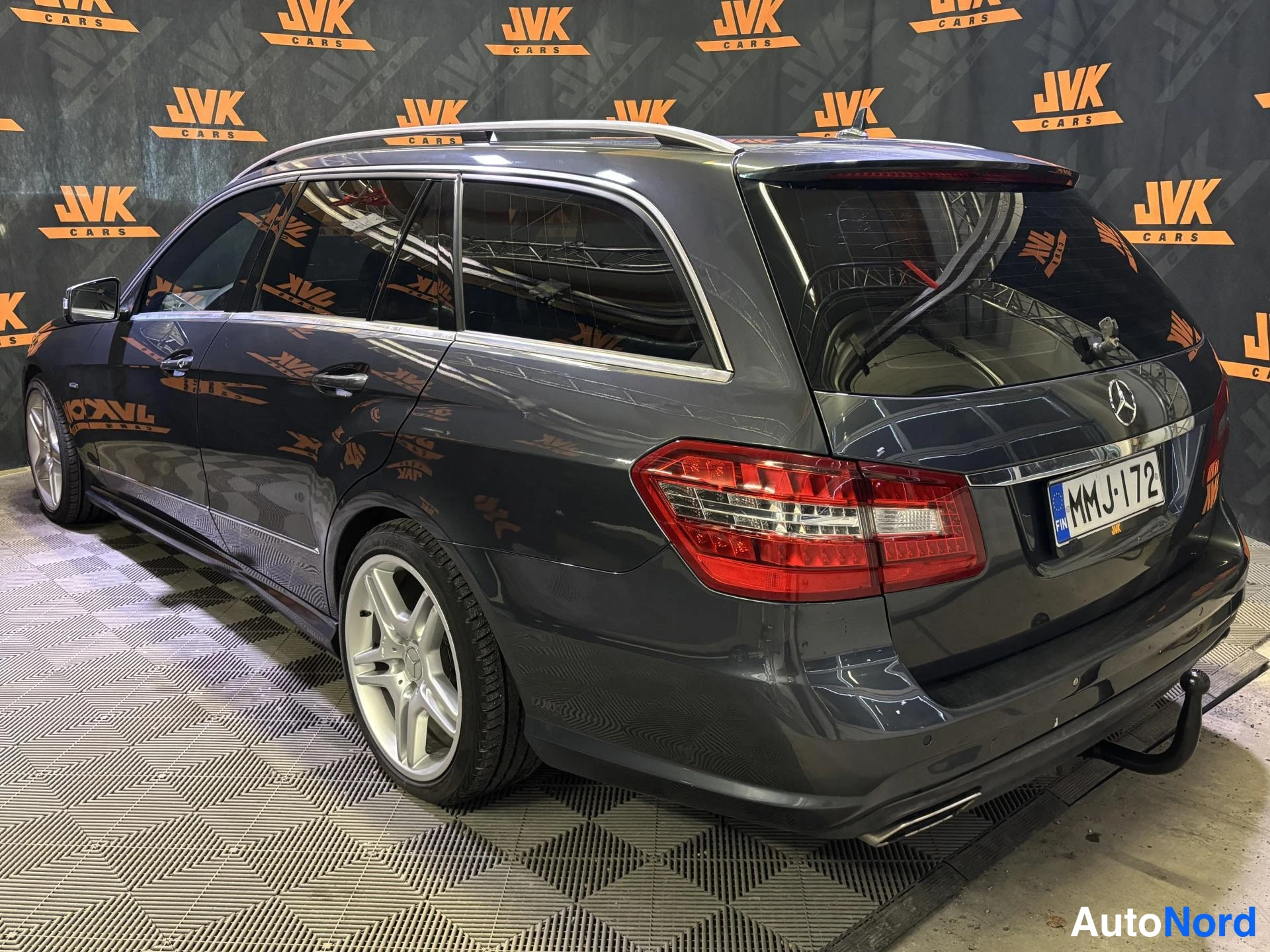 Grey Mercedes-Benz E 2010, rear three-quarter, photo 4
