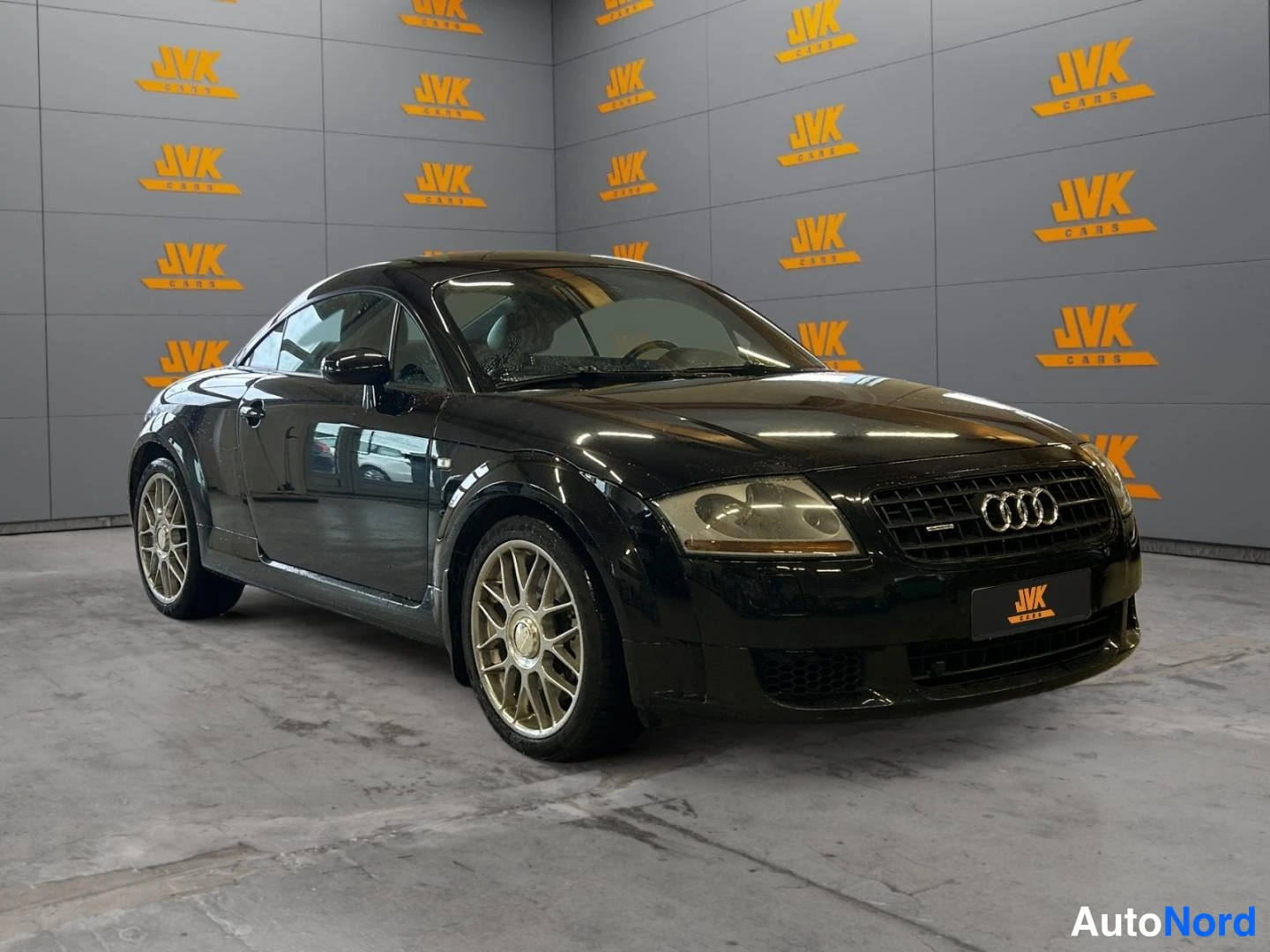 Black Audi TT 2005, front three-quarter, nose to the right, photo 3