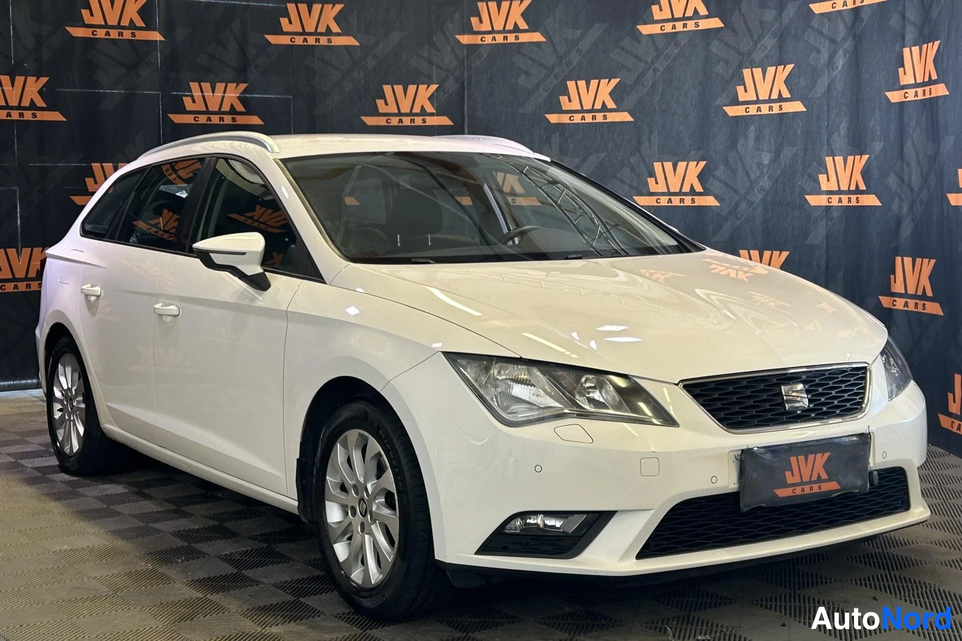 White Seat Leon ST 2017, front three-quarter, nose to the right, photo 2