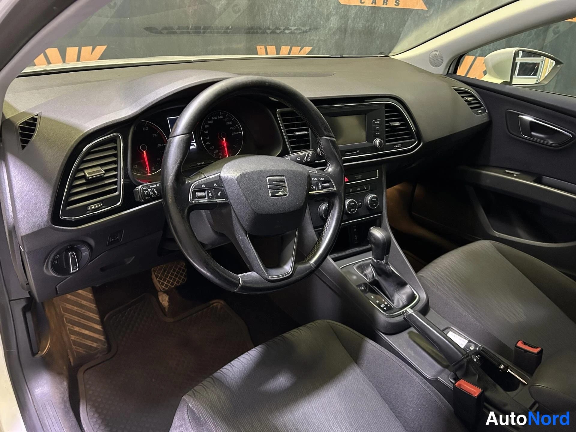 White Seat Leon ST 2017, cockpit, photo 6
