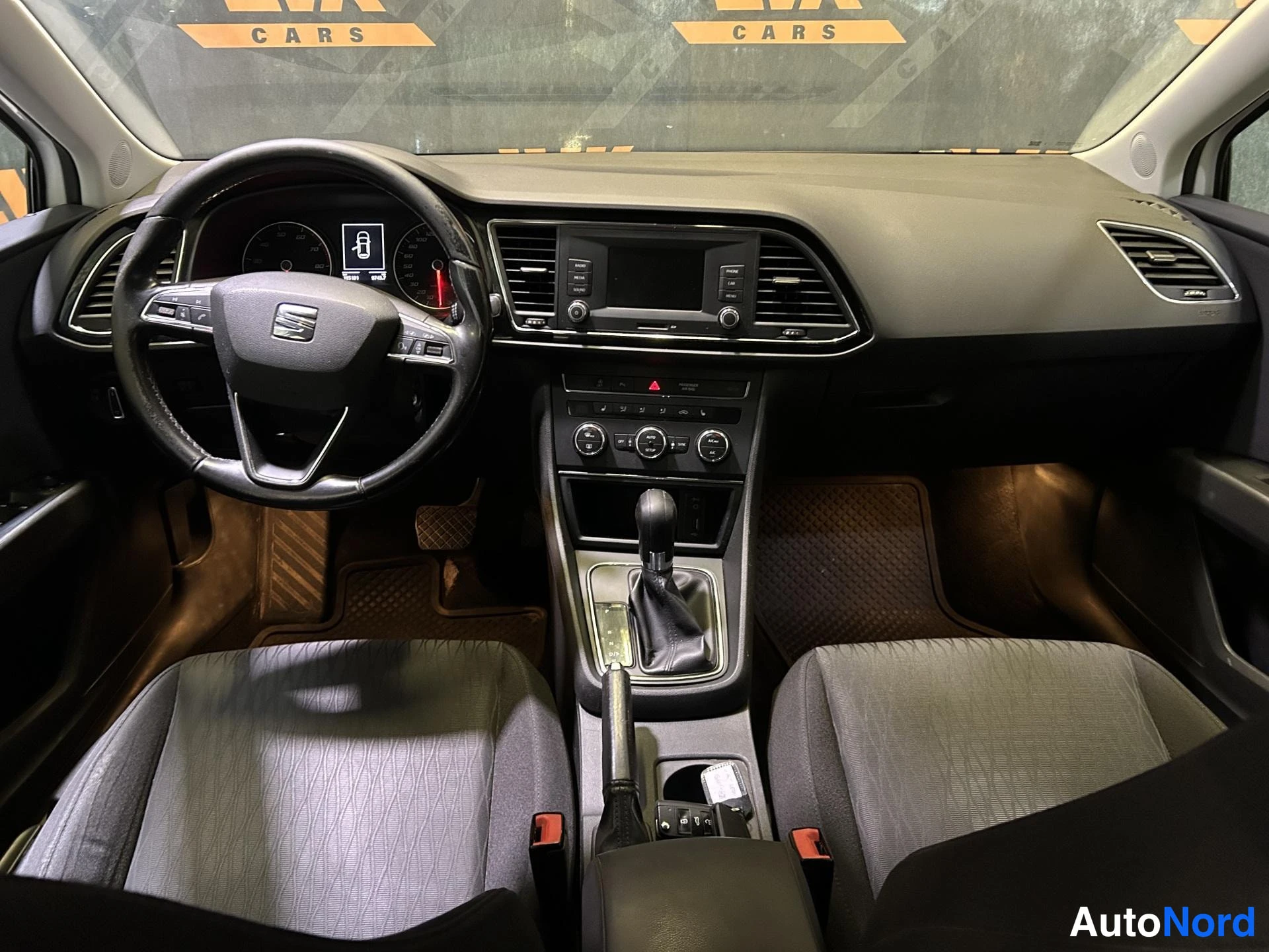 White Seat Leon ST 2017, cockpit, photo 7