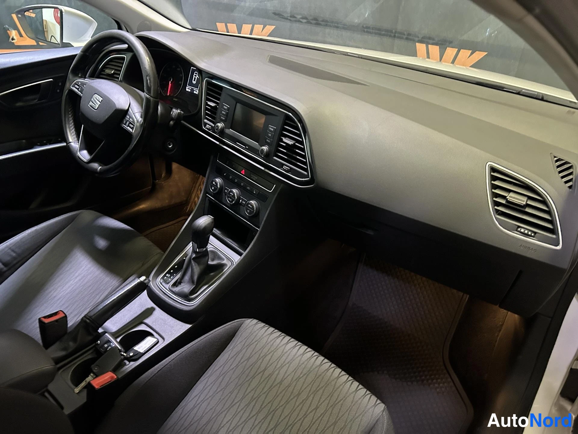 White Seat Leon ST 2017, cockpit, photo 5