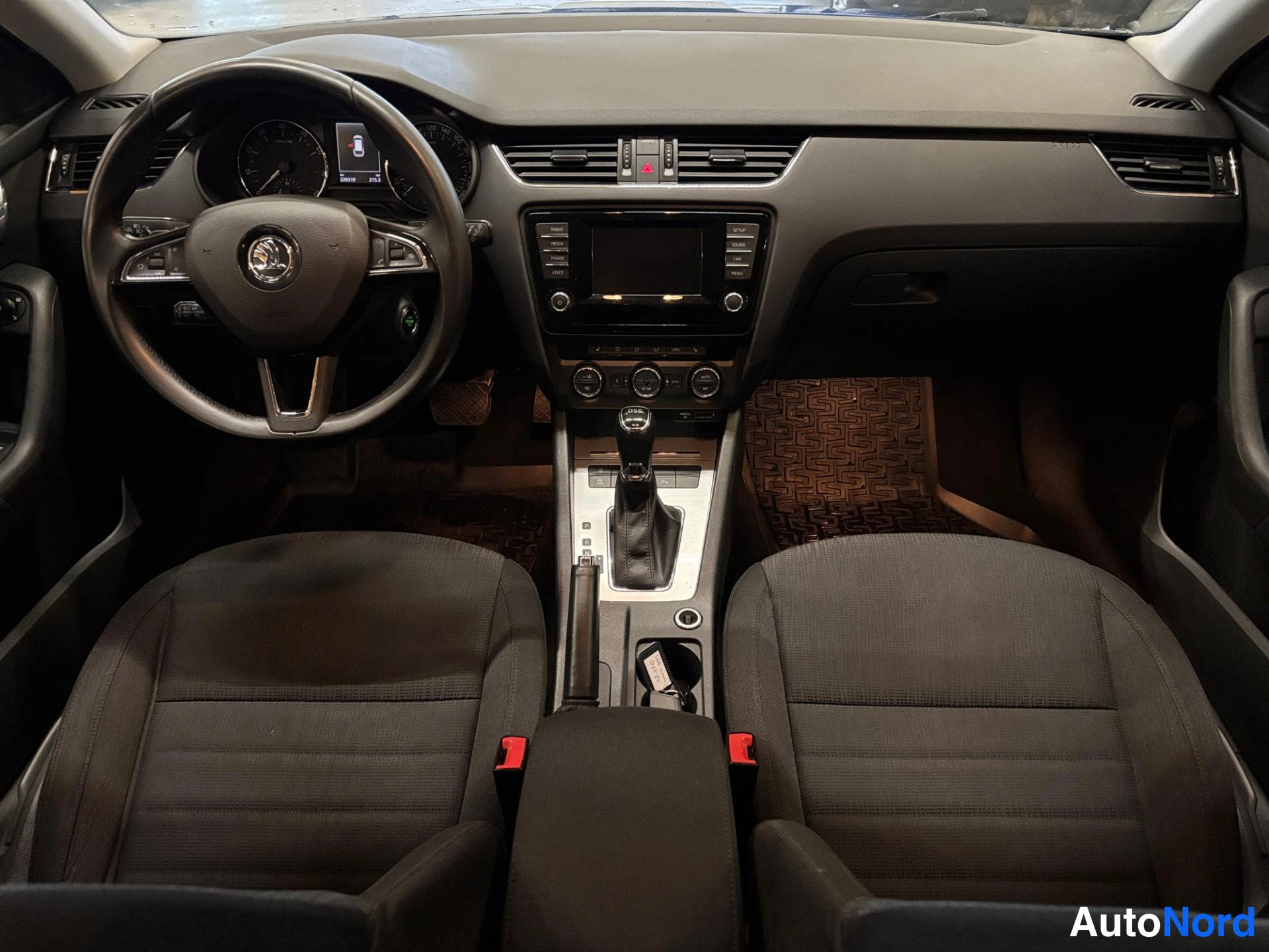 Sininen Skoda Octavia 2014, ohjaamo, kuva 8