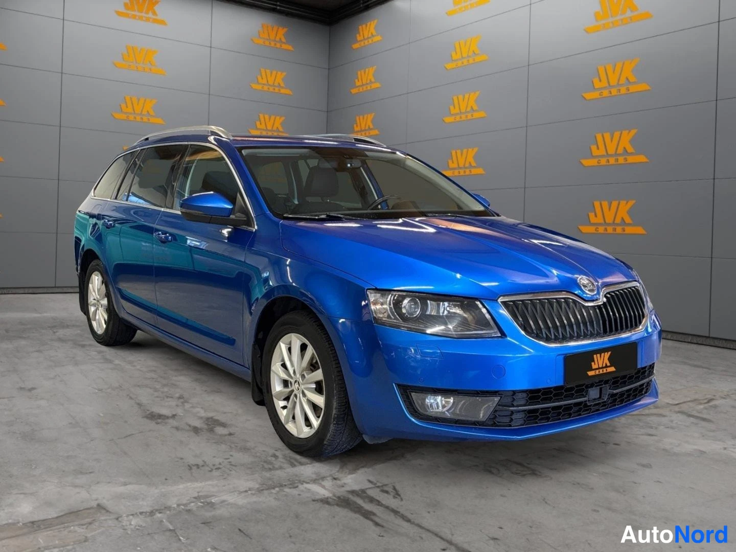 Sininen Skoda Octavia 2014, etuviisto, keula vasemmalle, kuva 2