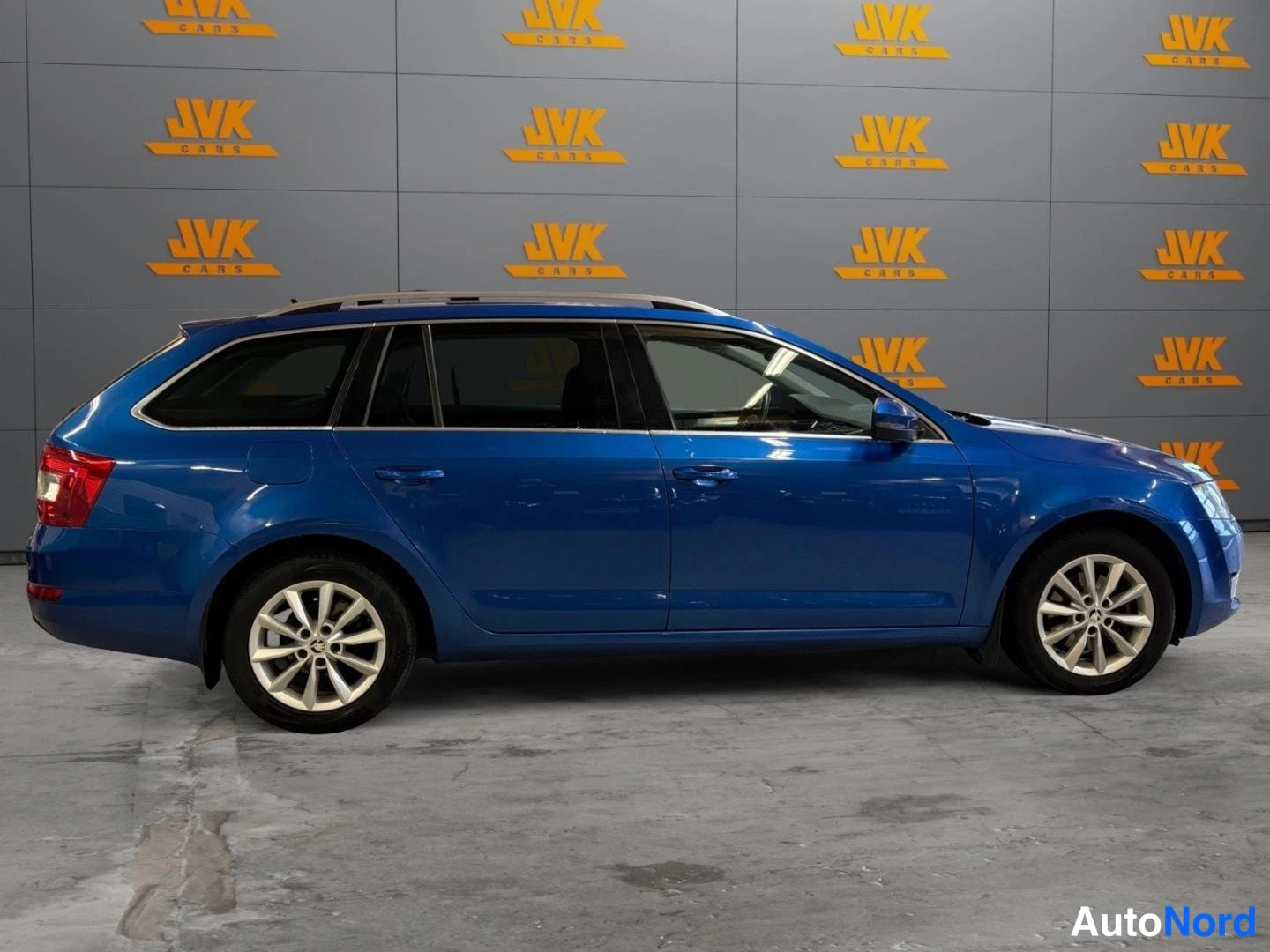 Sininen Skoda Octavia 2014, sivulta, kuva 4