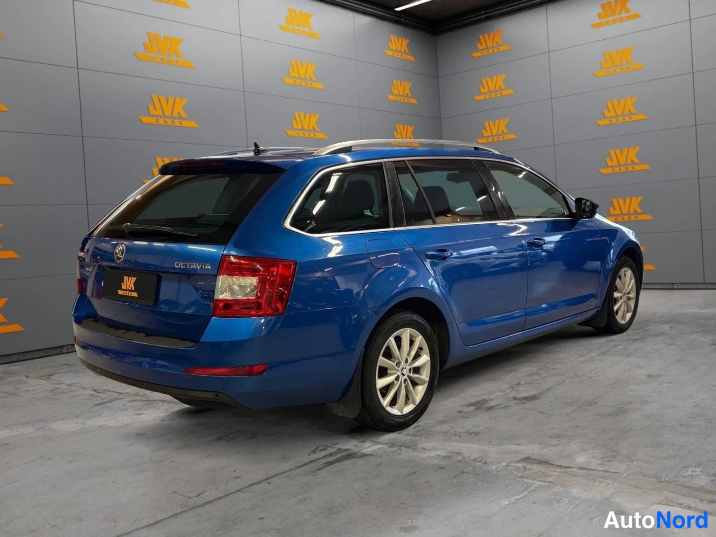 Sininen Skoda Octavia 2014, takaviisto, kuva 5