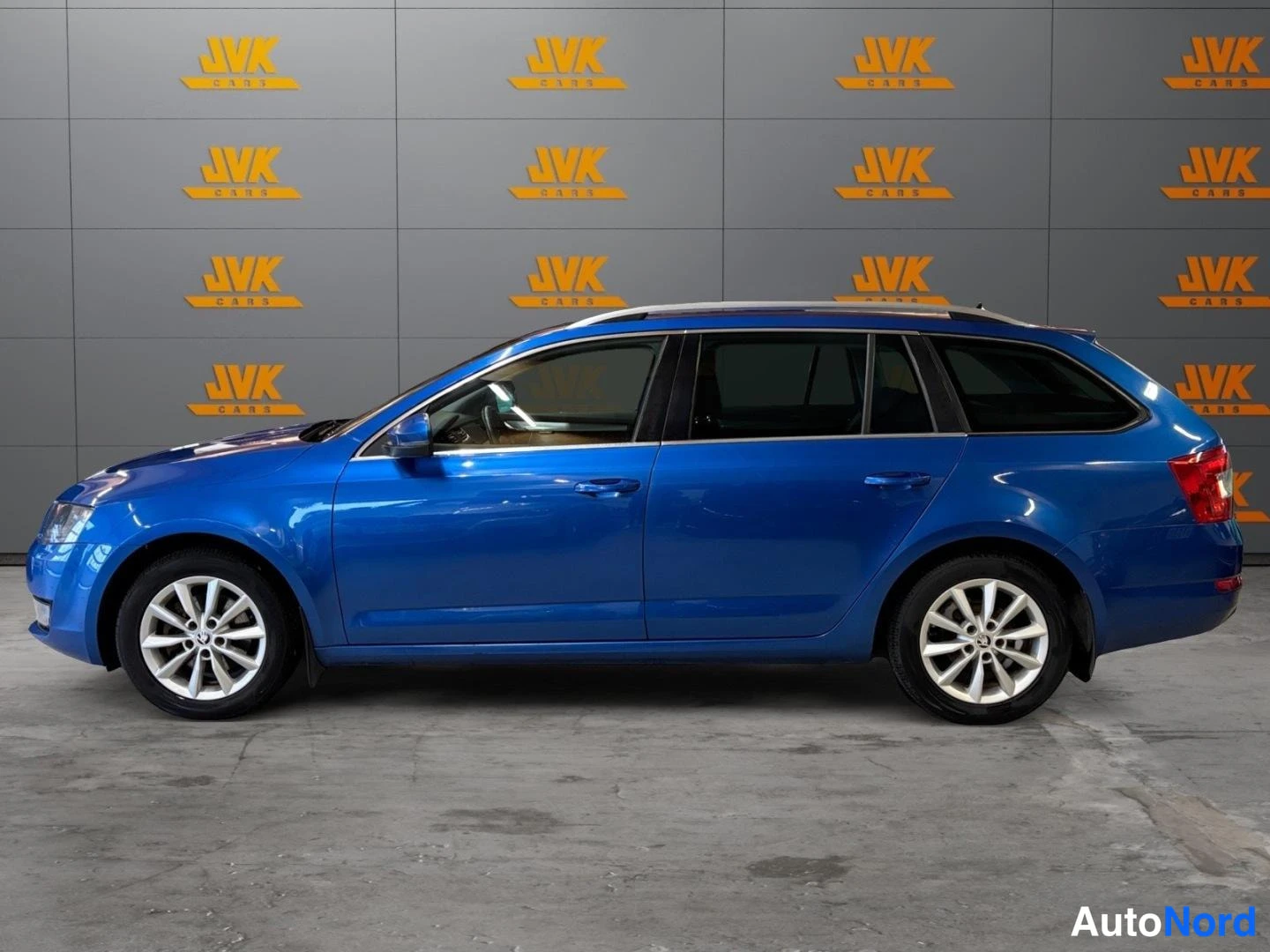 Sininen Skoda Octavia 2014, etuviisto, keula vasemmalle, kuva 3