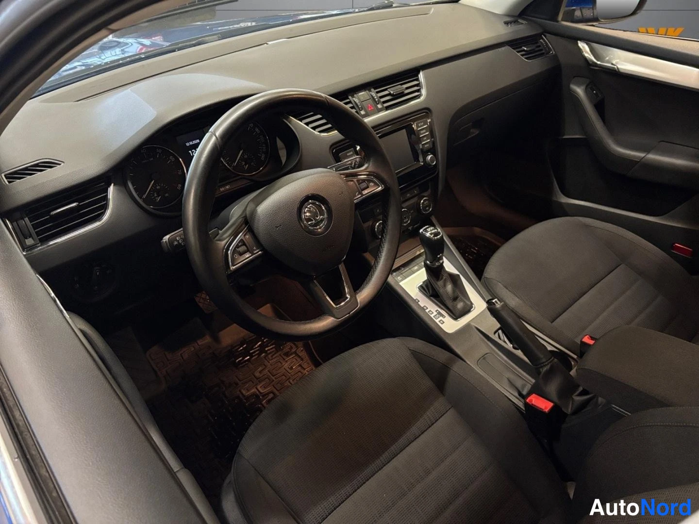 Sininen Skoda Octavia 2014, ohjaamo, kuva 7