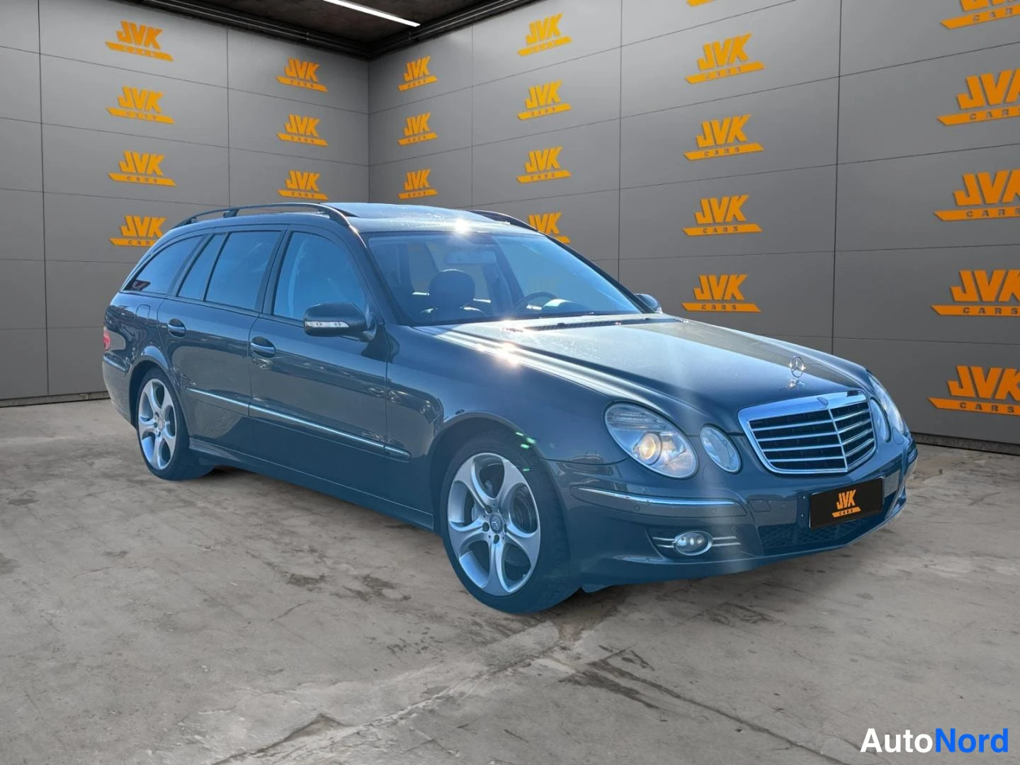Grey Mercedes-Benz E 2007, front three-quarter, nose to the left, photo 2
