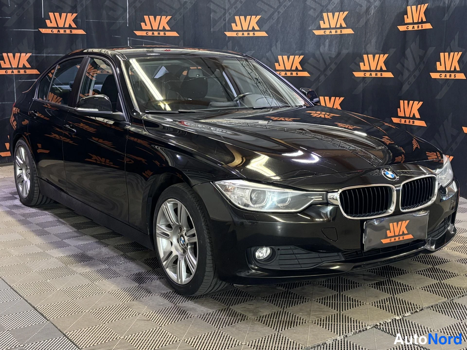 Black BMW 320d xDrive 2013, front three-quarter, nose to the right, photo 2