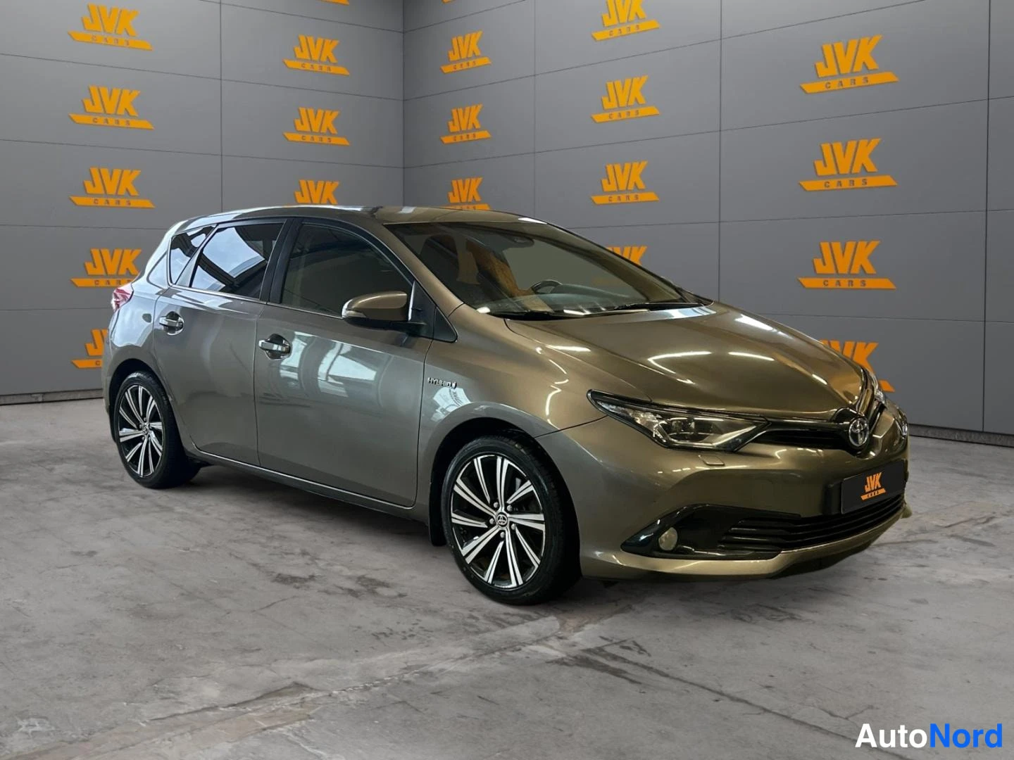 Grey Toyota Auris 2018, front three-quarter, nose to the right, photo 3
