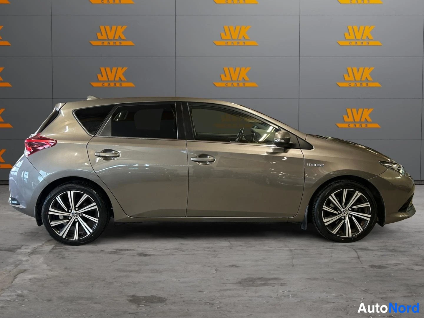 Grey Toyota Auris 2018, side, photo 4