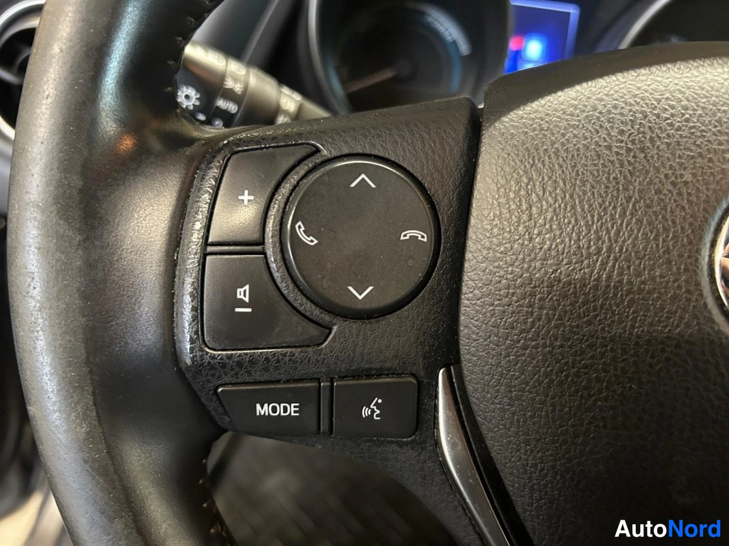 Grey Toyota Auris 2018, detail, photo 12