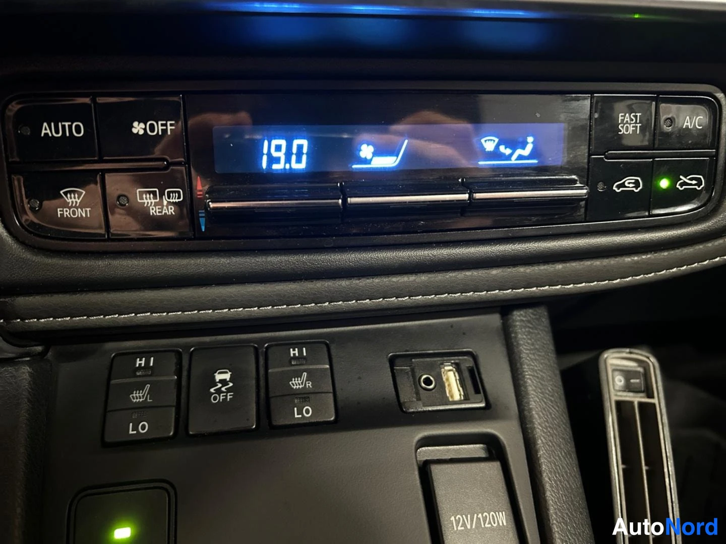 Grey Toyota Auris 2018, detail, photo 16