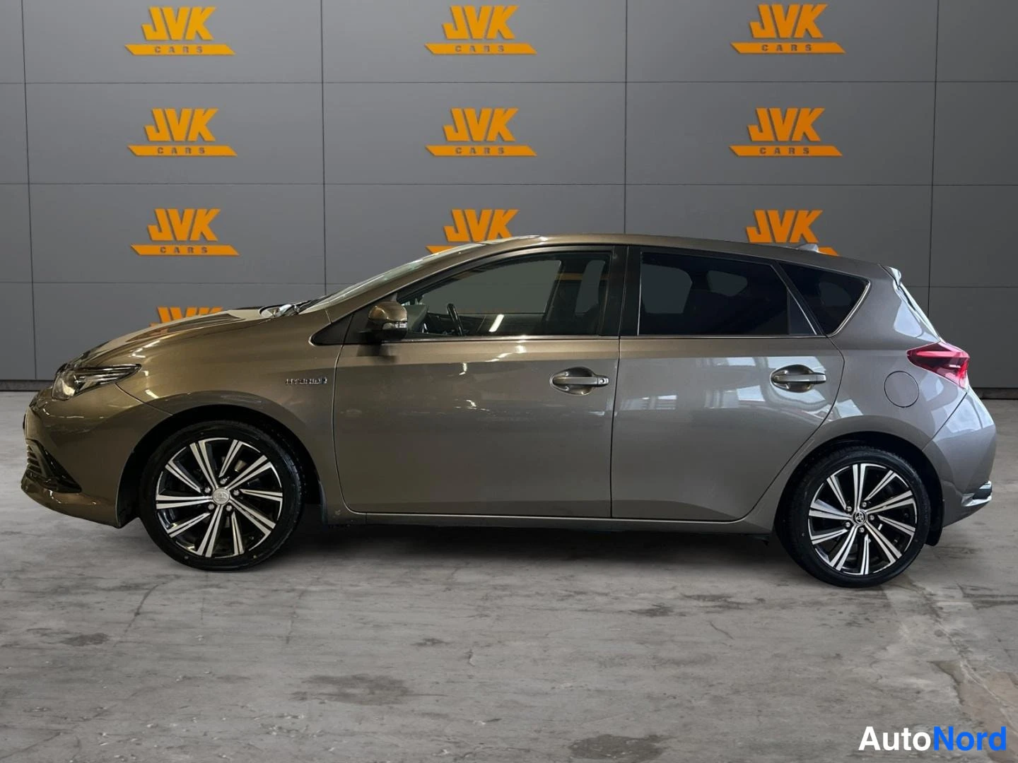 Grey Toyota Auris 2018, front three-quarter, nose to the left, photo 2