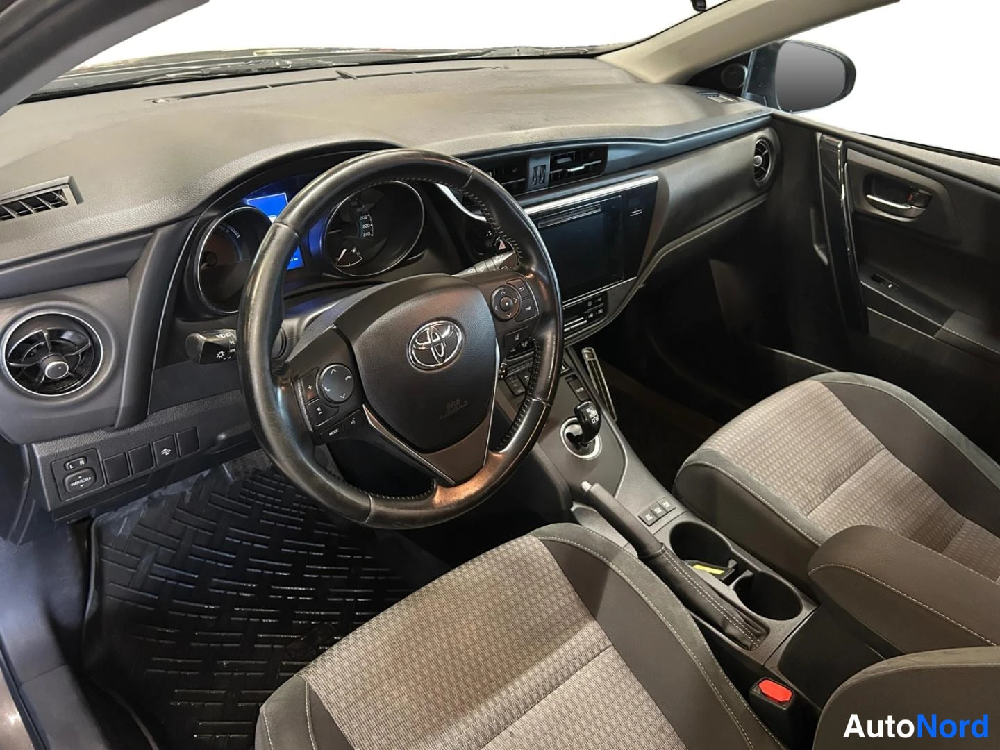 Grey Toyota Auris 2018, front seats, photo 9