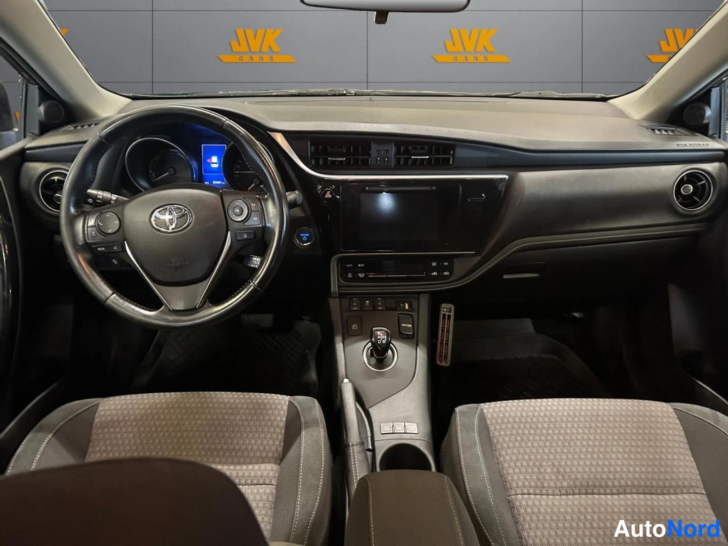 Grey Toyota Auris 2018, cockpit, photo 7