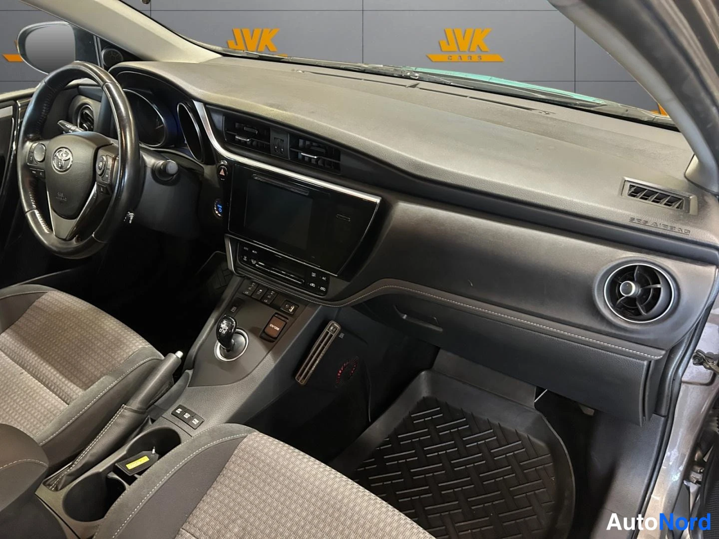 Grey Toyota Auris 2018, front seats, photo 10