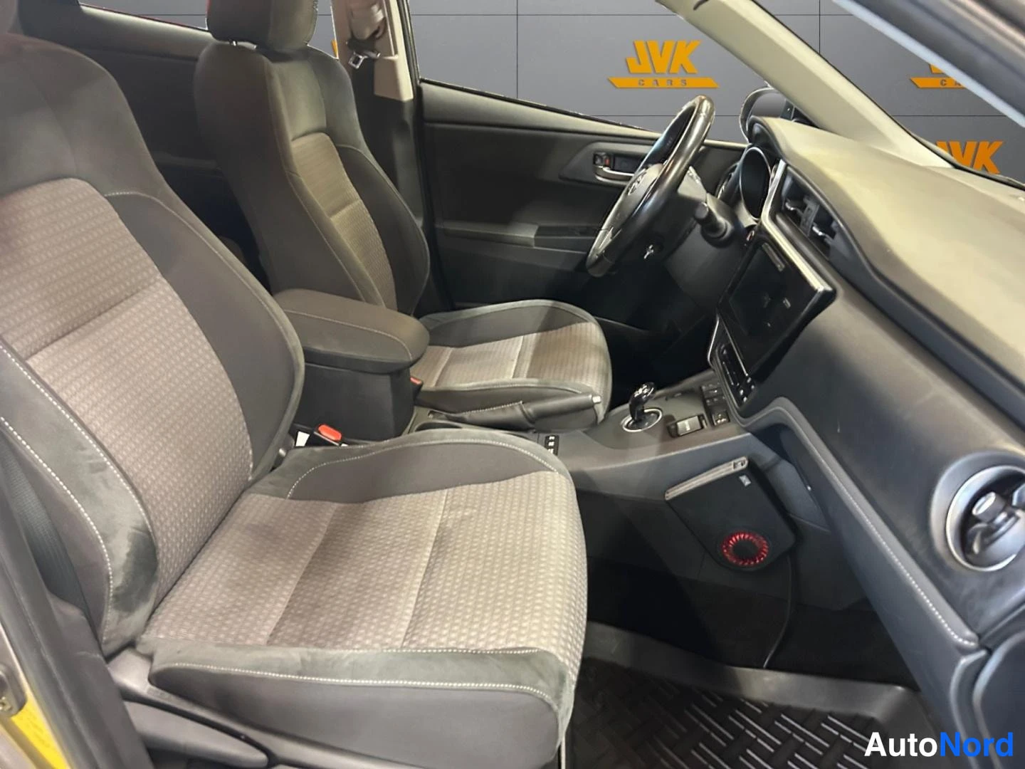 Grey Toyota Auris 2018, cockpit, photo 8