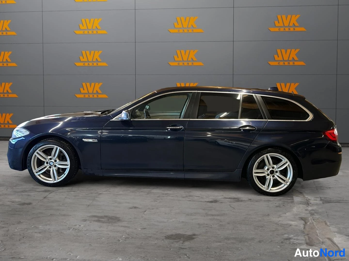 Blue BMW 530d 2011, front three-quarter, nose to the left, photo 2