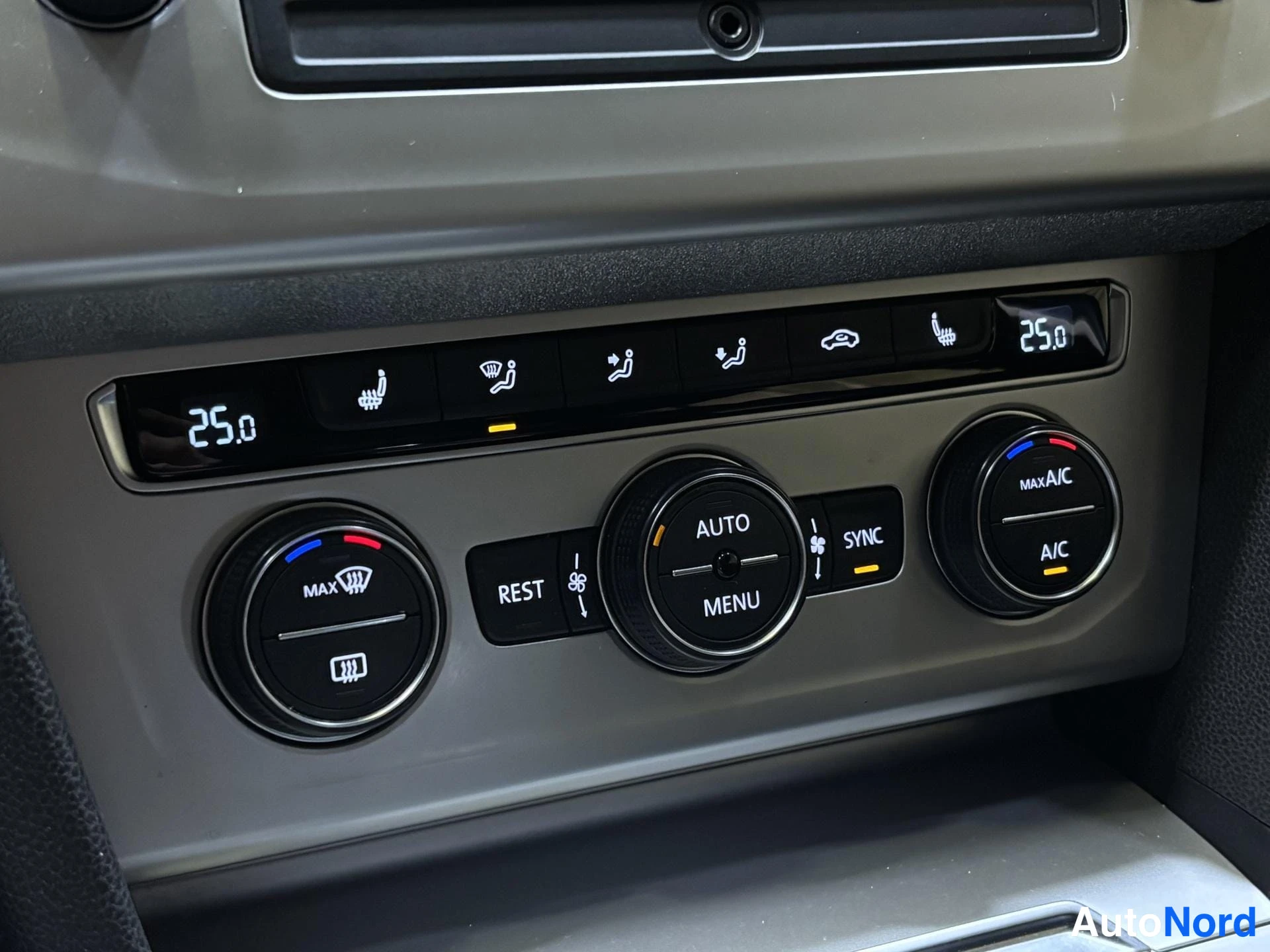 Blue Volkswagen Passat 2016, detail, photo 18