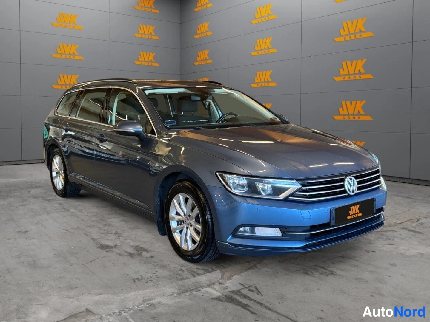Blue Volkswagen Passat 2016, front three-quarter, nose to the right, photo 3
