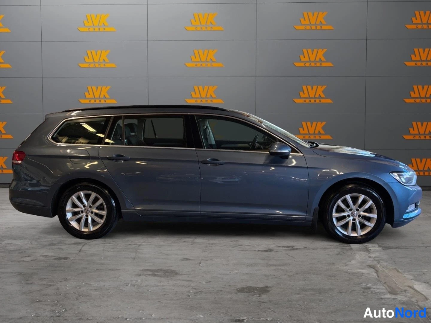 Blue Volkswagen Passat 2016, front three-quarter, nose to the right, photo 4