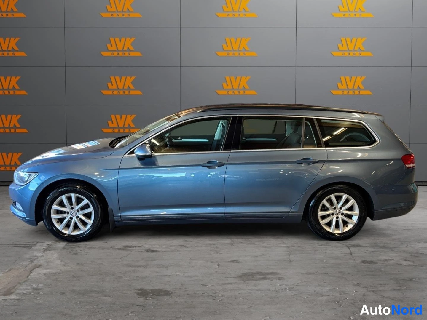 Blue Volkswagen Passat 2016, front three-quarter, nose to the left, photo 2