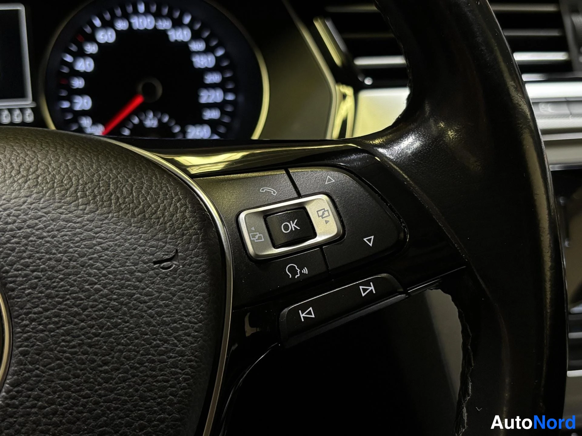Blue Volkswagen Passat 2016, detail, photo 13