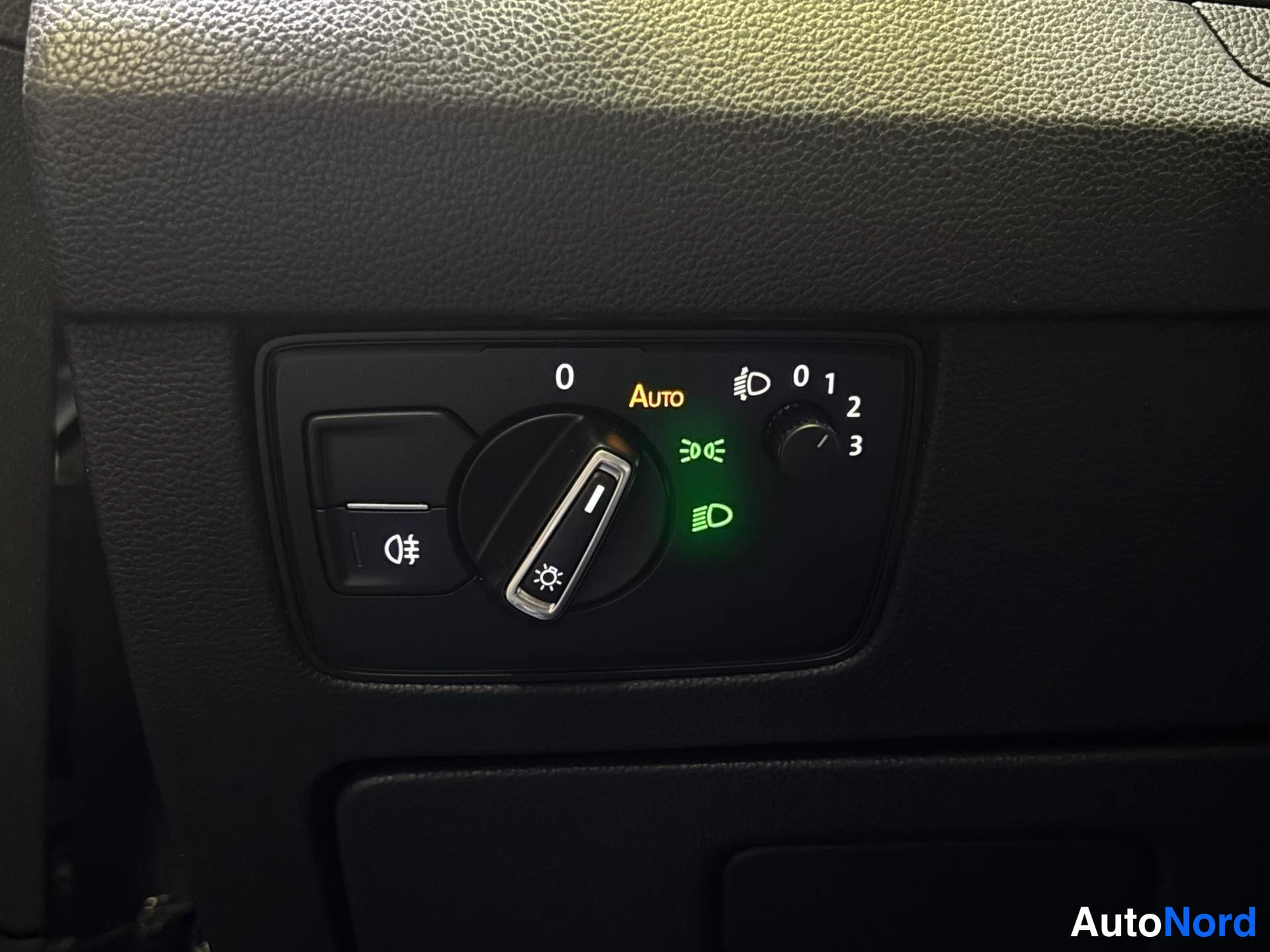 Blue Volkswagen Passat 2016, detail, photo 14