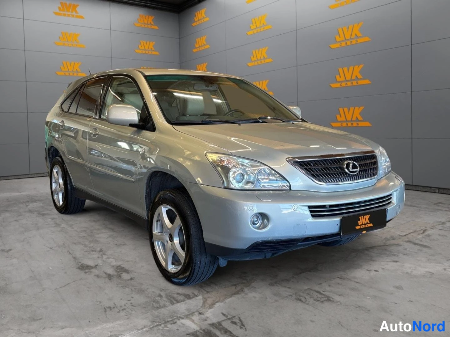 Green Lexus RX 2006, front three-quarter, nose to the right, photo 3