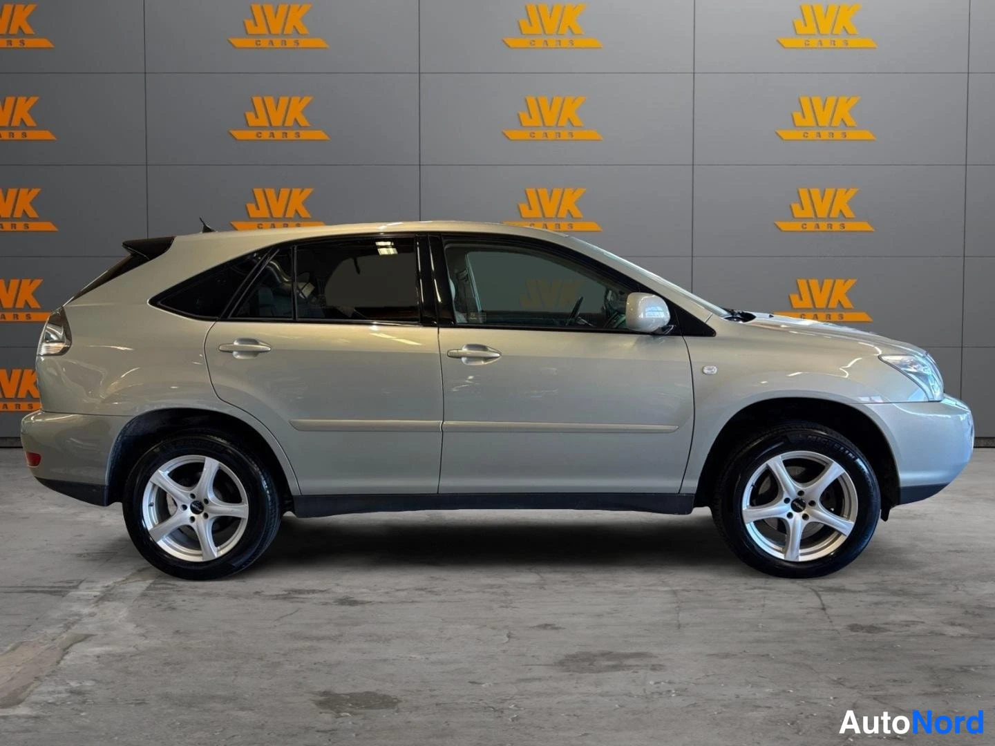 Green Lexus RX 2006, front three-quarter, nose to the right, photo 4