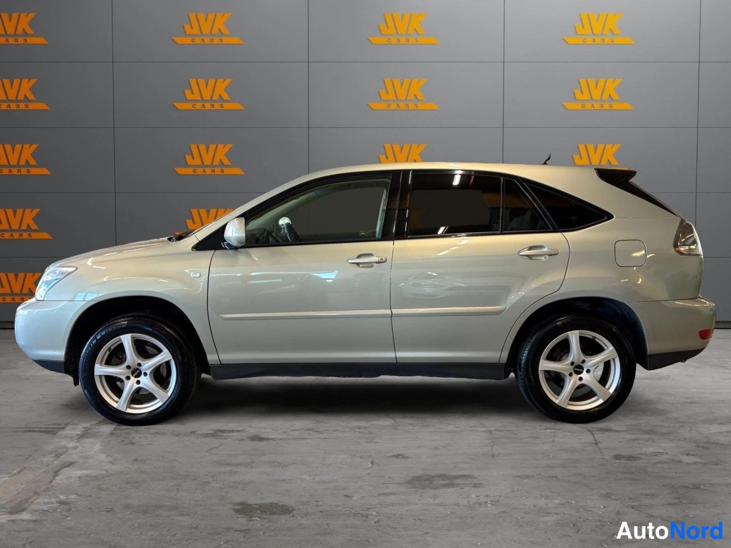 Green Lexus RX 2006, front three-quarter, nose to the left, photo 2