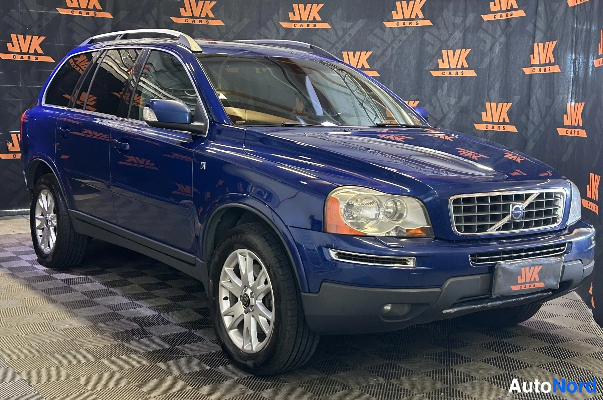 Blue Volvo XC90 2009, front three-quarter, nose to the right, photo 2