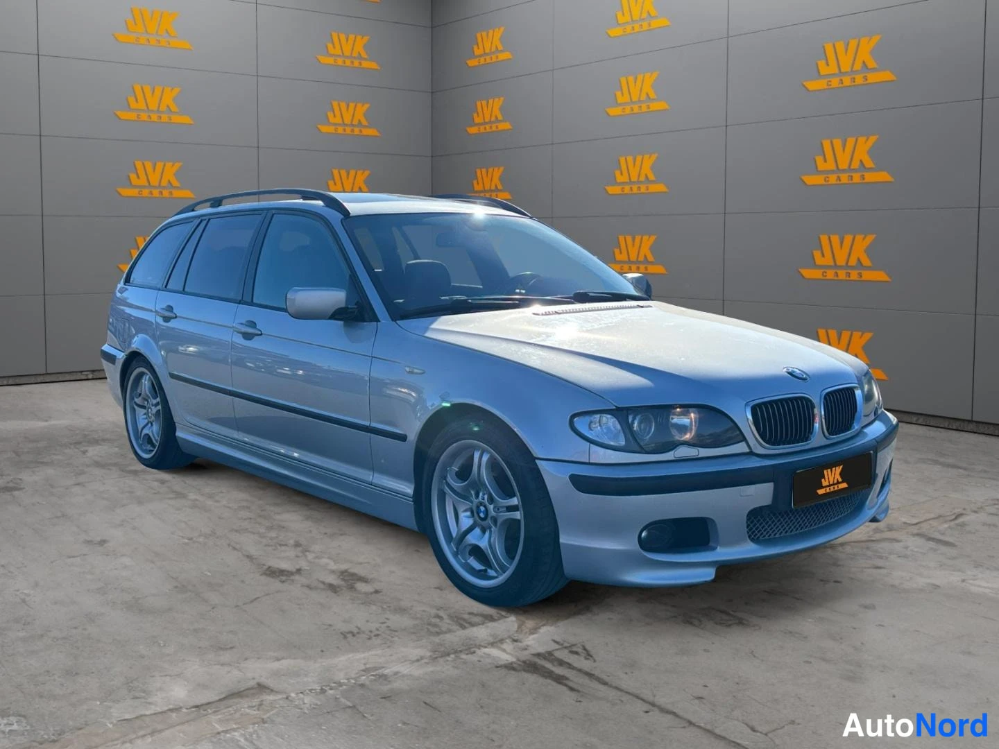 Grey BMW 330i 2005, front three-quarter, nose to the right, photo 2