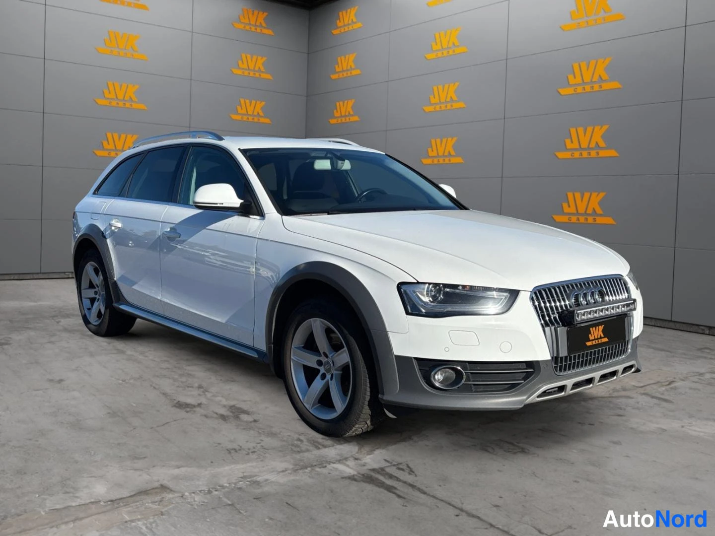 White Audi A4 Allroad 2015, front three-quarter, nose to the right, photo 2