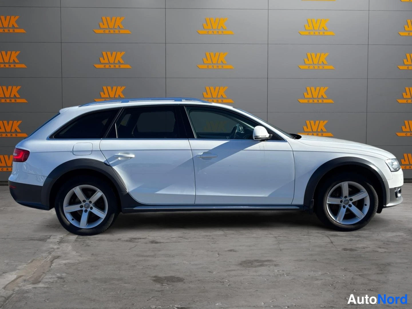 White Audi A4 Allroad 2015, side, photo 3