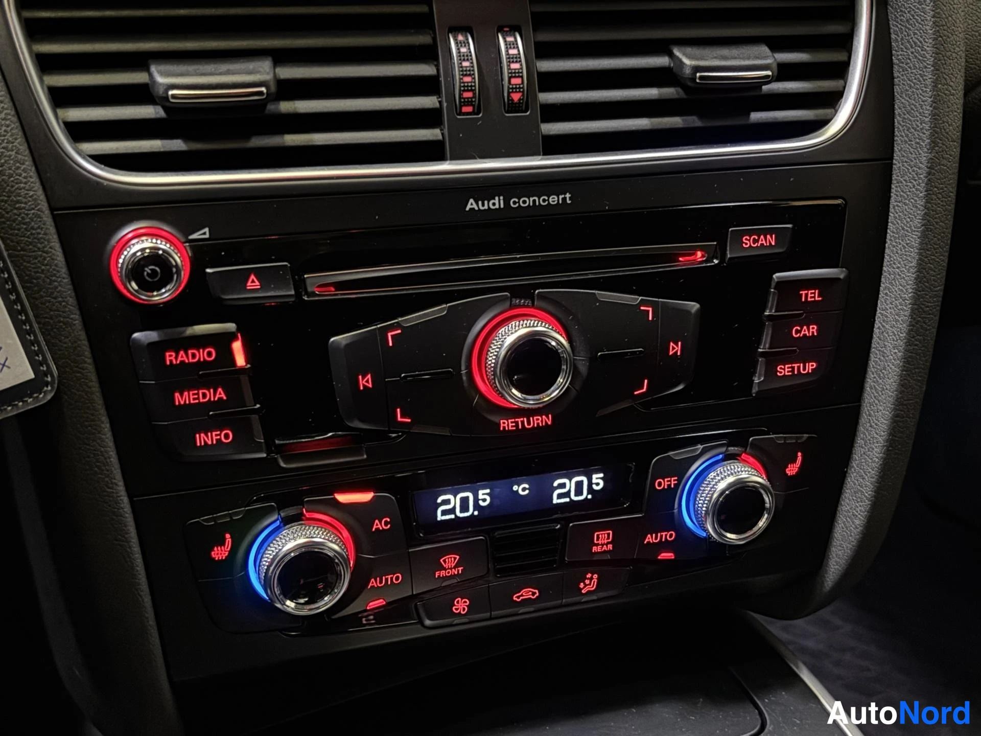 White Audi A4 Allroad 2015, detail, photo 15