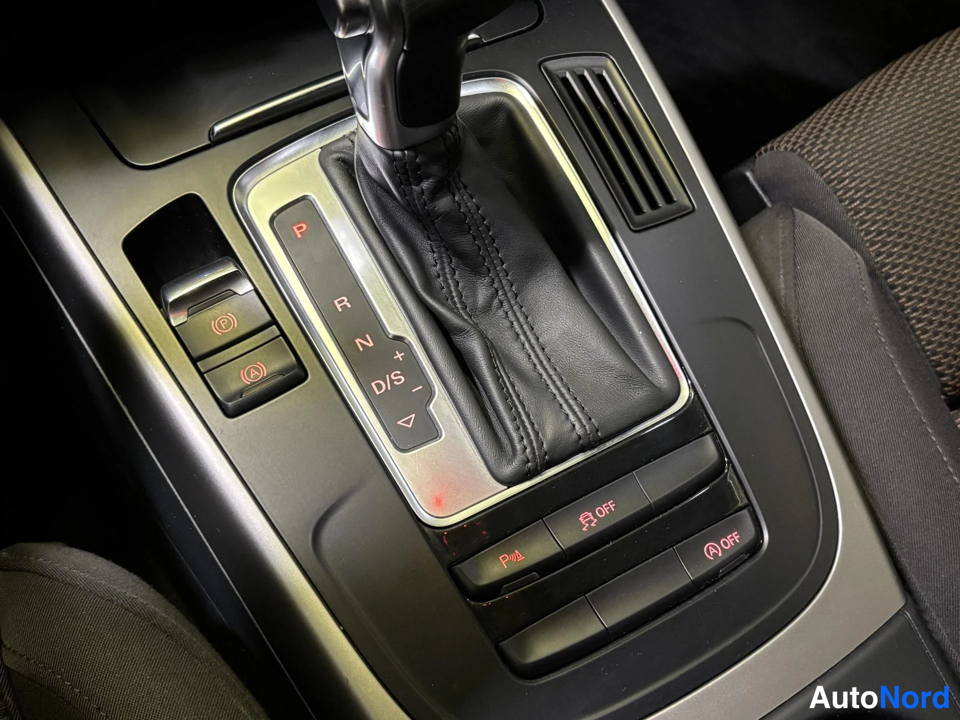 White Audi A4 Allroad 2015, detail, photo 16