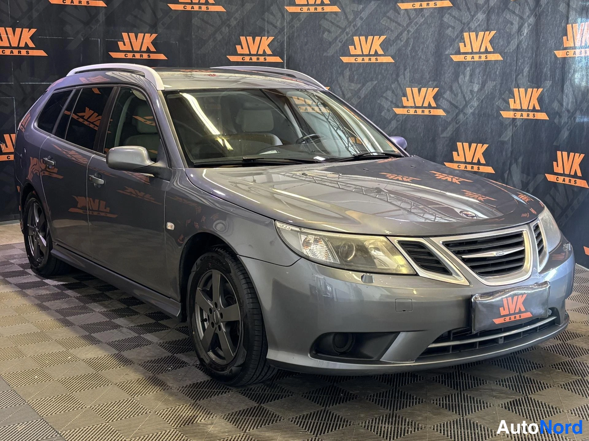 Grey Saab 9-3 2009, front three-quarter, nose to the right, photo 2