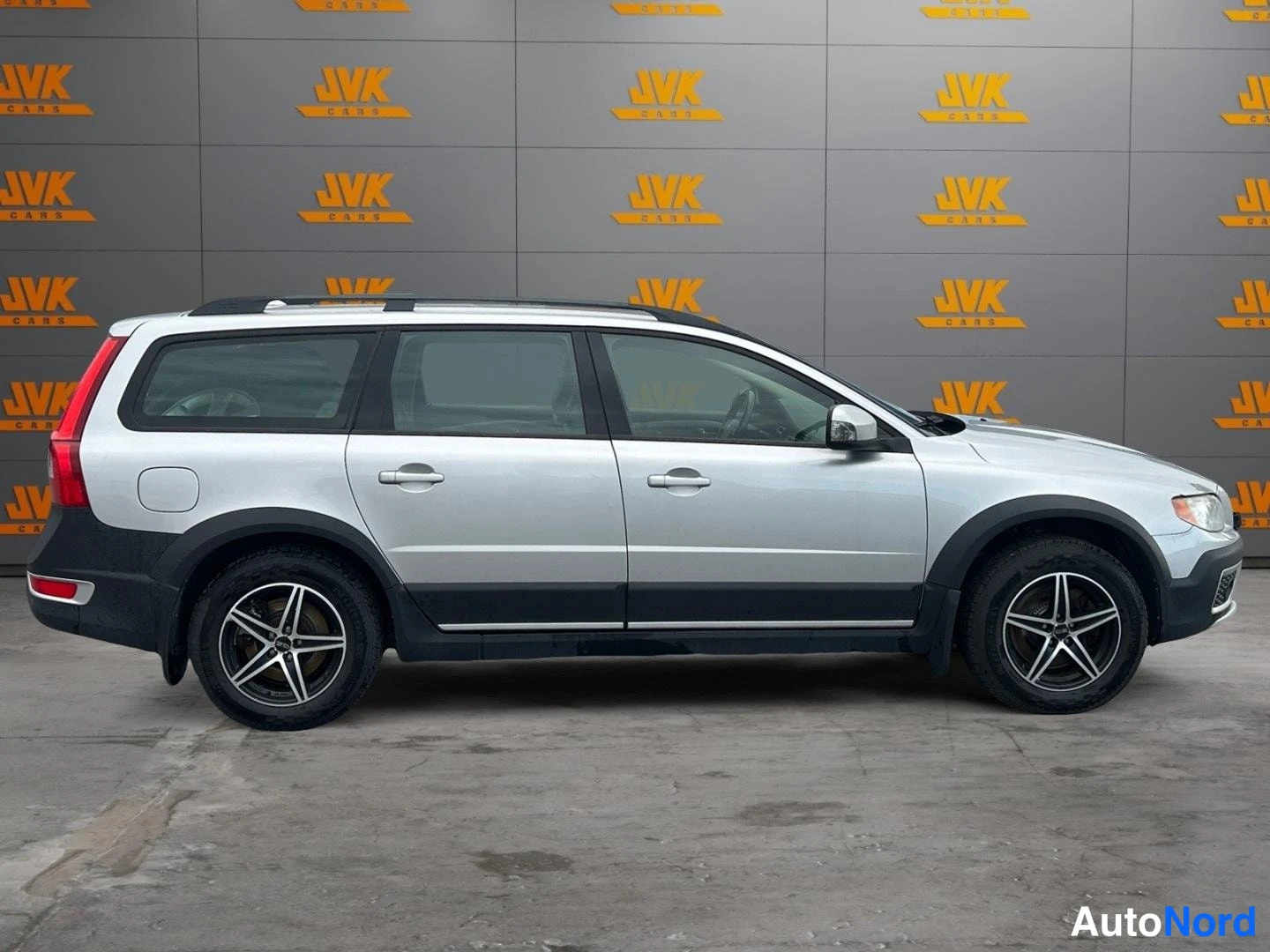 Grey Volvo XC70 2008, front three-quarter, nose to the right, photo 4